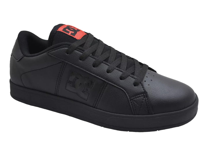 Tenis DC Shoes modelo Adys en color negro con detalles rojos y suela negra.