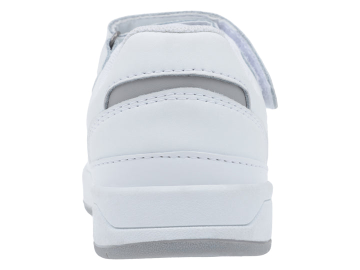 Tenis blancos K-Swiss con cierre de velcro, agujetas y suela gris.