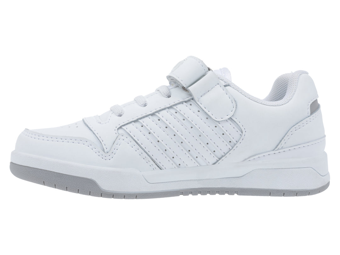 Tenis blancos K-Swiss con cierre de velcro, agujetas y suela gris.