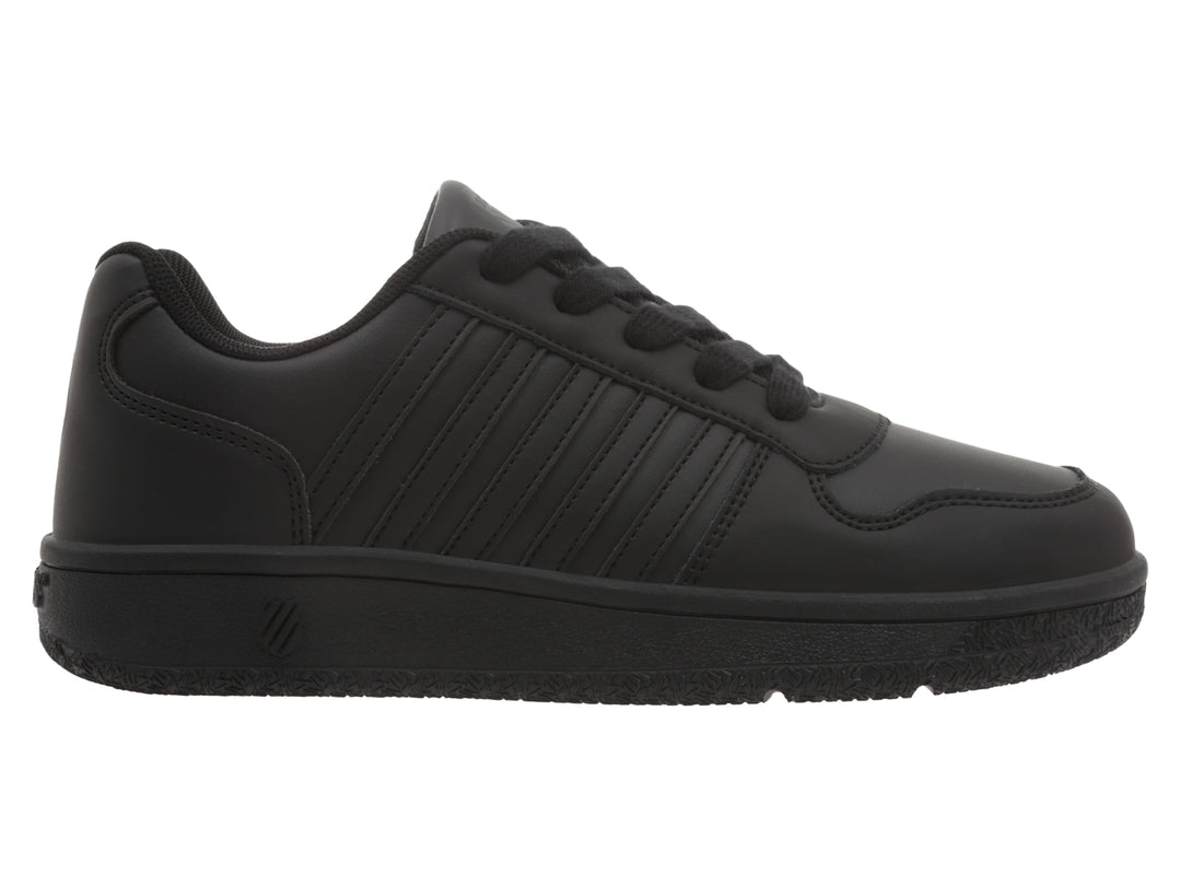 Tenis K-Swiss color negro monocromático de corte bajo con agujetas.