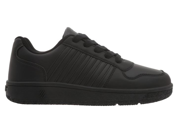 Tenis K-Swiss color negro monocromático de corte bajo con agujetas.