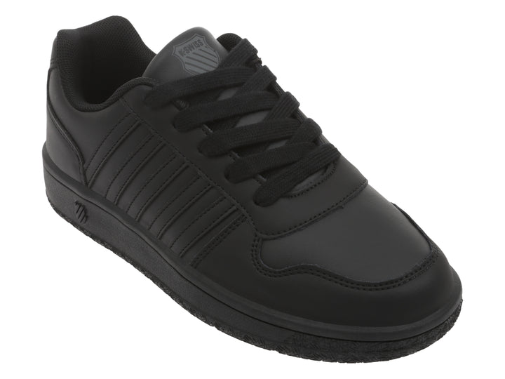 Tenis K-Swiss color negro monocromático de corte bajo con agujetas.