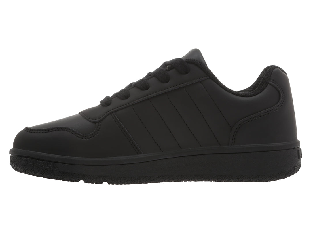 Tenis K-Swiss color negro monocromático de corte bajo con agujetas.