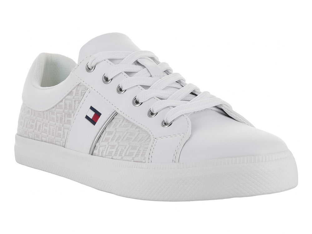 Tenis Tommy Hilfiger color marfil con estampado monograma lateral y suela blanca.