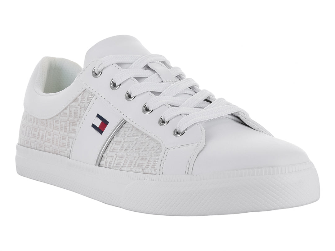 Tenis Tommy Hilfiger color marfil con estampado monograma lateral y suela blanca.