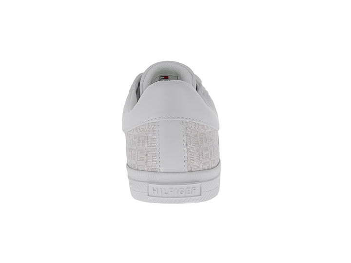 Tenis Tommy Hilfiger color marfil con estampado monograma lateral y suela blanca.