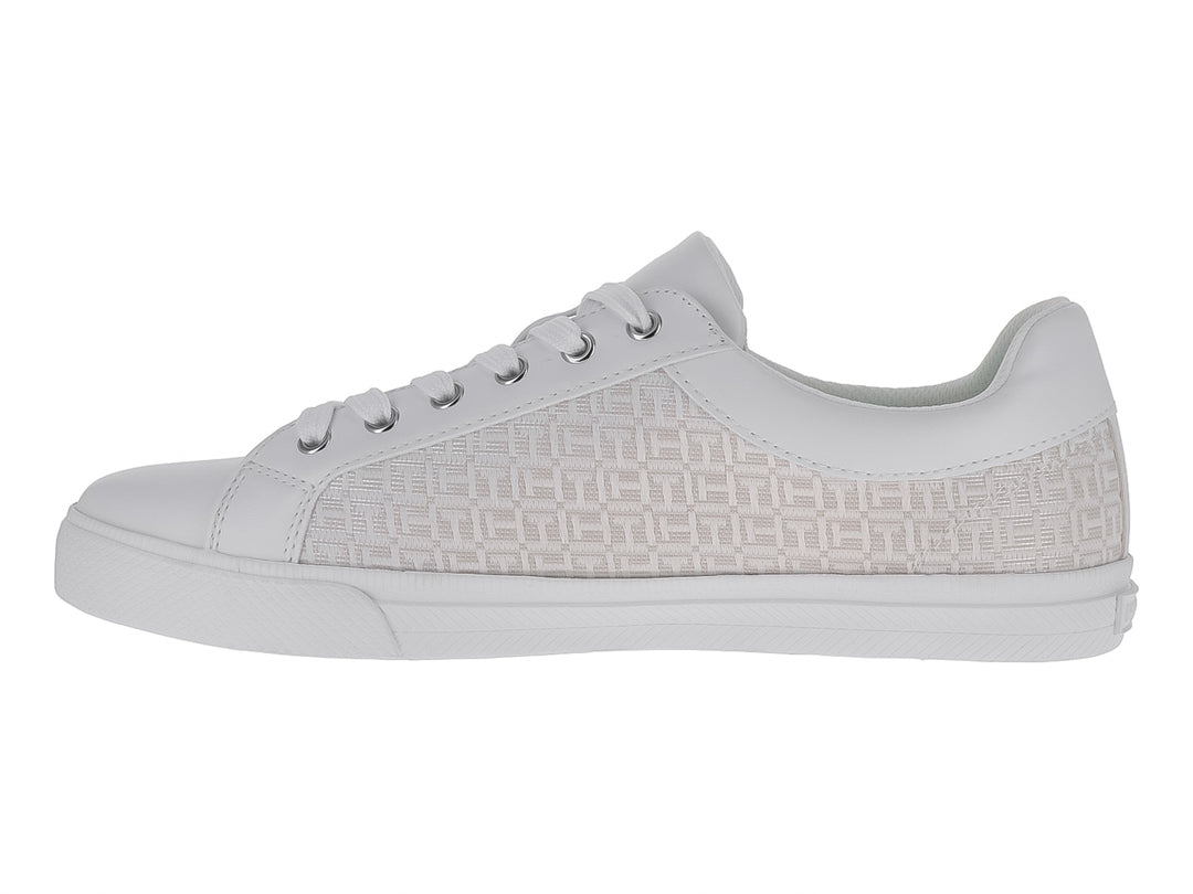 Tenis Tommy Hilfiger color marfil con estampado monograma lateral y suela blanca.