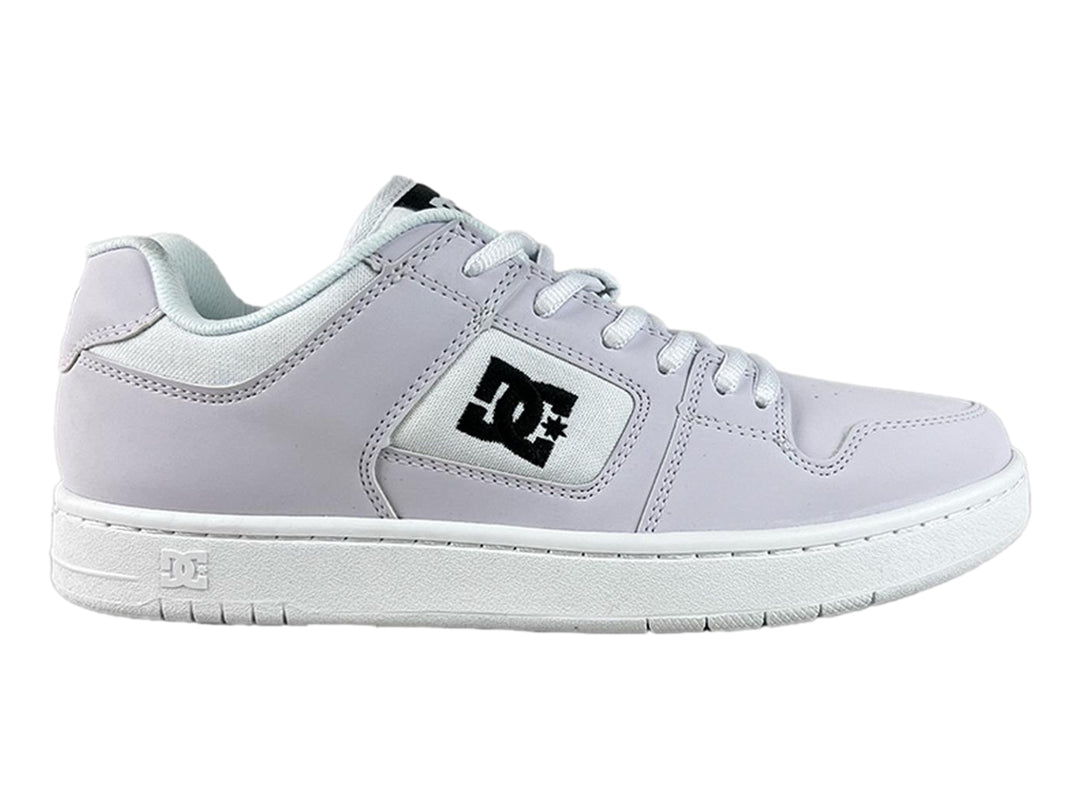 Tenis DC Shoes color blanco con logotipo negro en el lateral y suela blanca.
