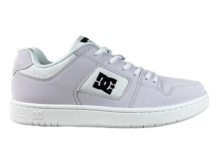 Tenis DC Shoes color blanco con logotipo negro en el lateral y suela blanca.
