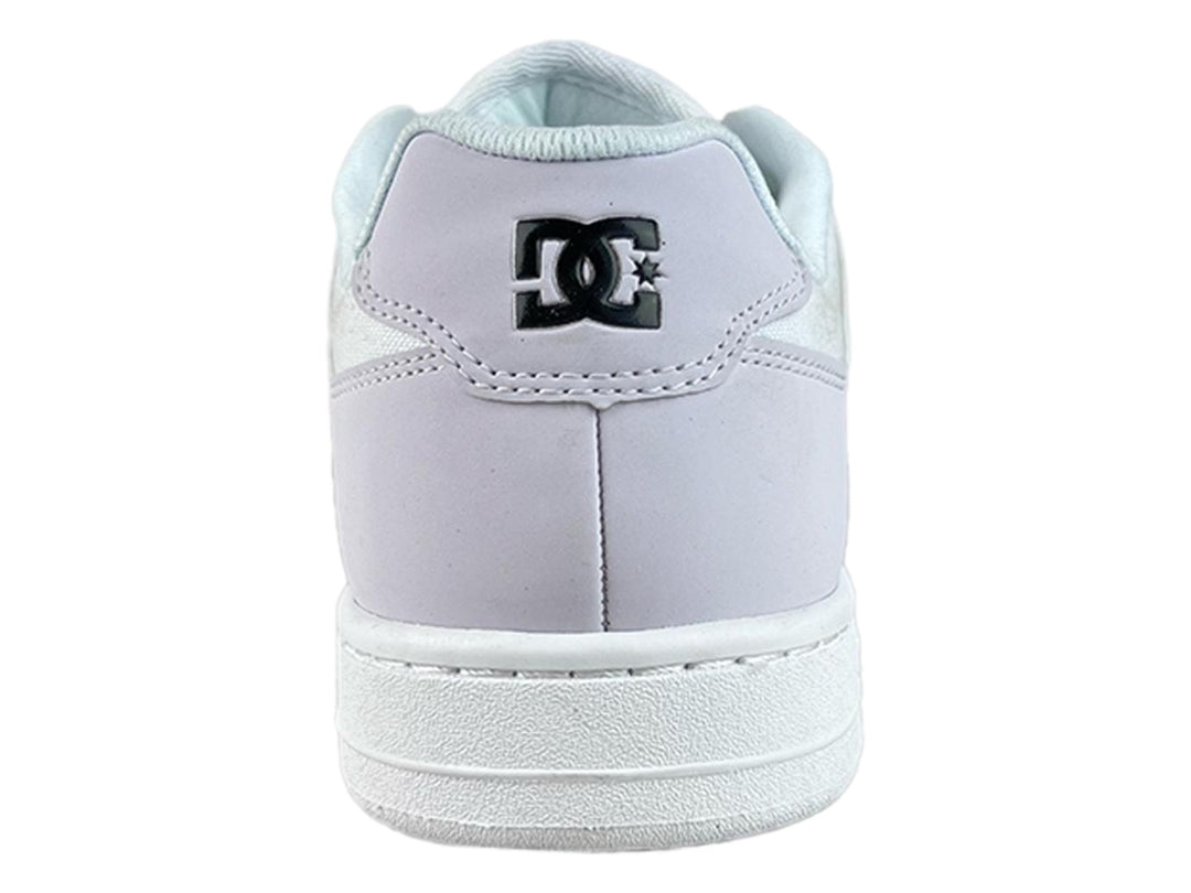 Tenis DC Shoes color blanco con logotipo negro en el lateral y suela blanca.