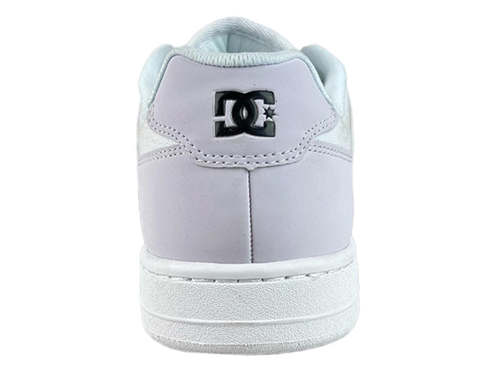 Tenis DC Shoes color blanco con logotipo negro en el lateral y suela blanca.