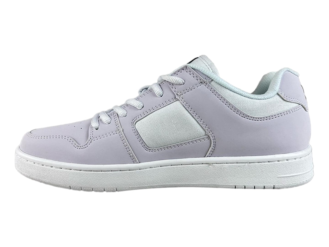 Tenis DC Shoes color blanco con logotipo negro en el lateral y suela blanca.