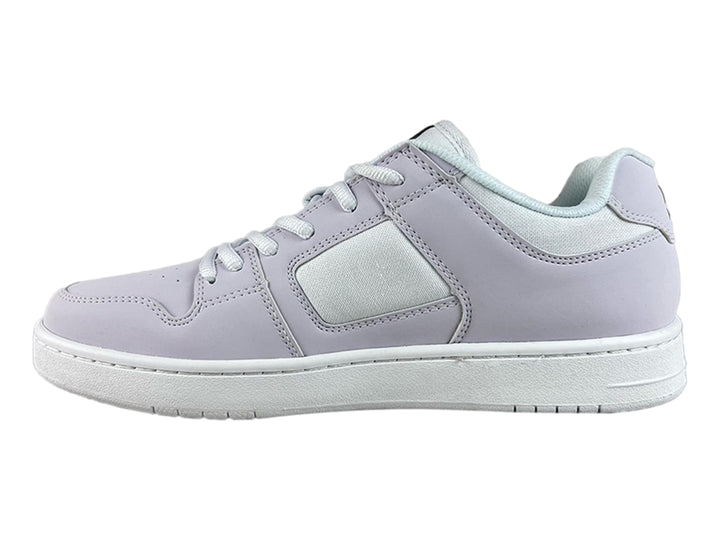 Tenis DC Shoes color blanco con logotipo negro en el lateral y suela blanca.