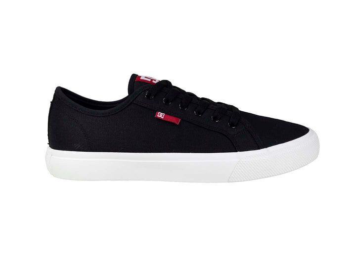 Tenis DC Shoes color negro con suela blanca y detalle en rojo, estilo casual.
