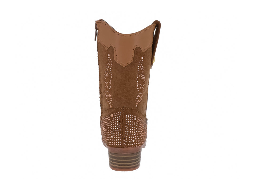 Bota vaquera color café con detalles de brillantes y un pequeño corazón dorado en la parte superior.