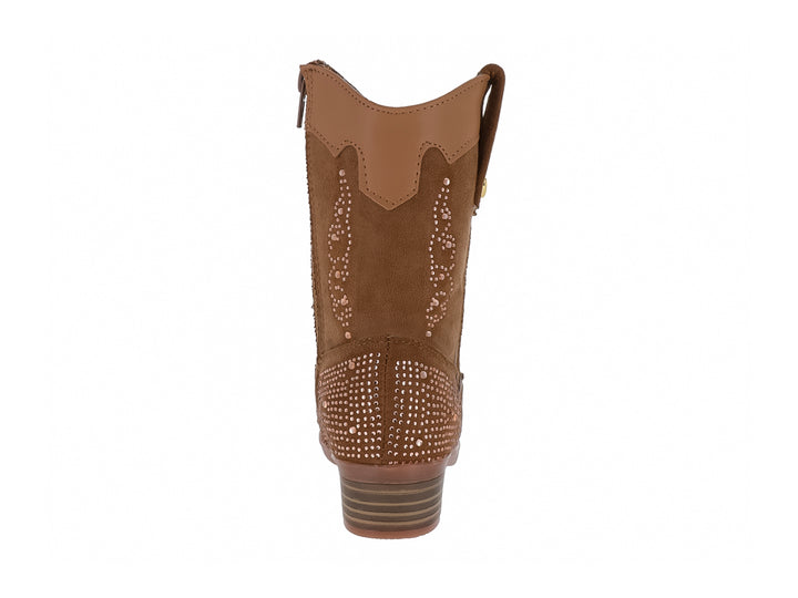Bota vaquera color café con detalles de brillantes y un pequeño corazón dorado en la parte superior.