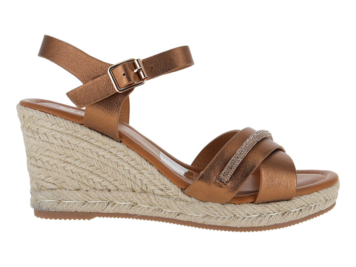 Sandalia de cuña color bronce con plataforma de yute y correa ajustable al tobillo.