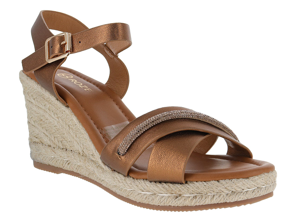Sandalia de cuña color bronce con plataforma de yute y correa ajustable al tobillo.