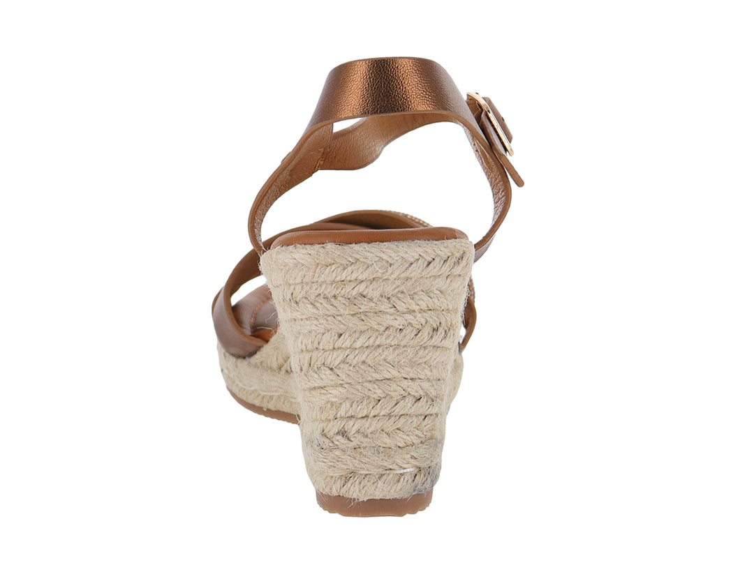 Sandalia de cuña color bronce con plataforma de yute y correa ajustable al tobillo.