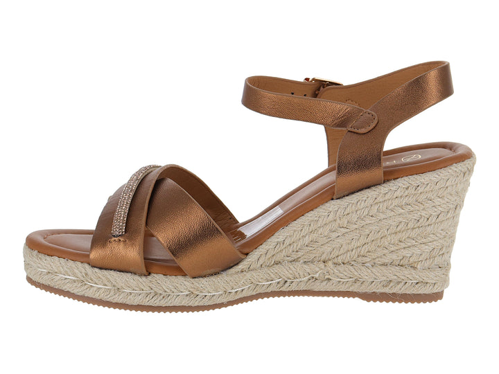 Sandalia de cuña color bronce con plataforma de yute y correa ajustable al tobillo.