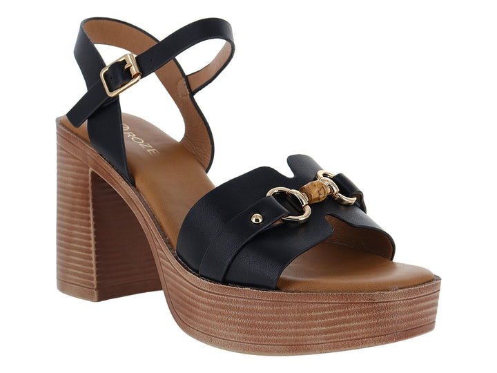 Sandalia negra de plataforma con tacón grueso efecto madera y hebilla dorada.
