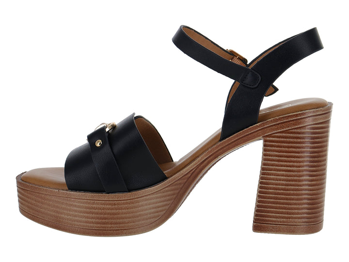Sandalia negra de plataforma con tacón grueso efecto madera y hebilla dorada.
