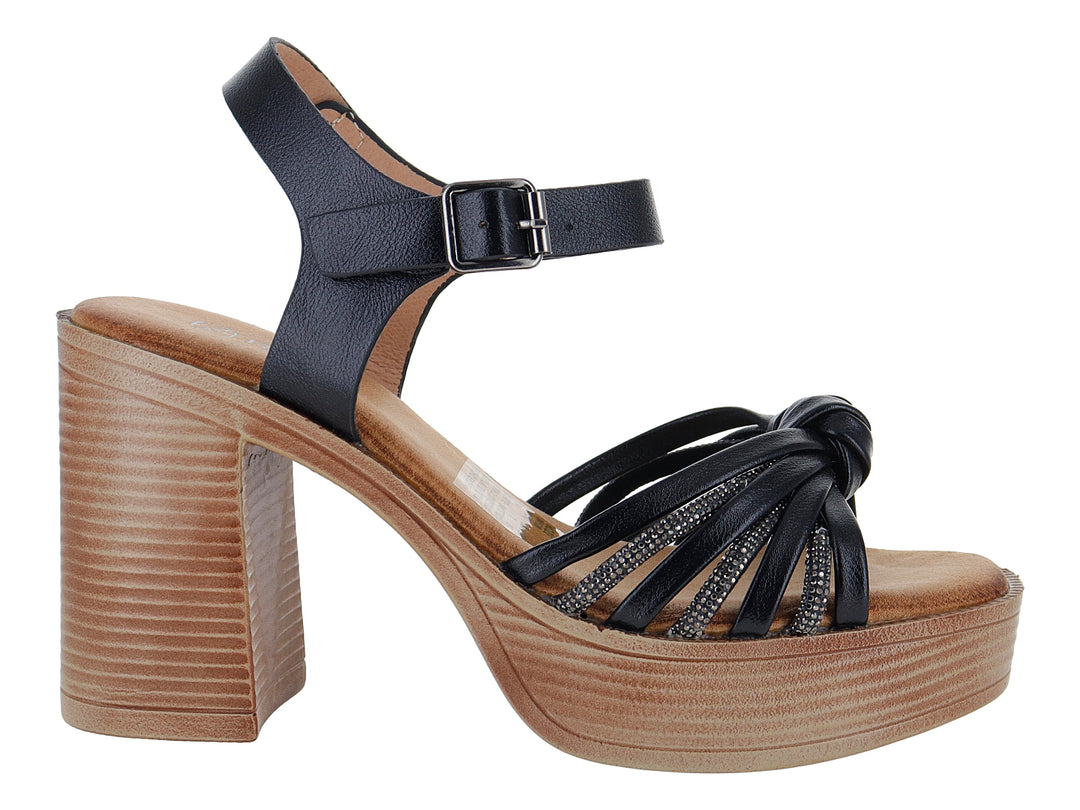 Sandalia de plataforma con tacón grueso color madera y tiras negras con detalles brillantes.