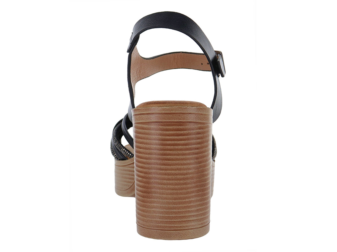 Sandalia de plataforma con tacón grueso color madera y tiras negras con detalles brillantes.