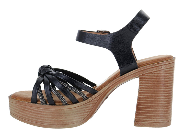 Sandalia de plataforma con tacón grueso color madera y tiras negras con detalles brillantes.
