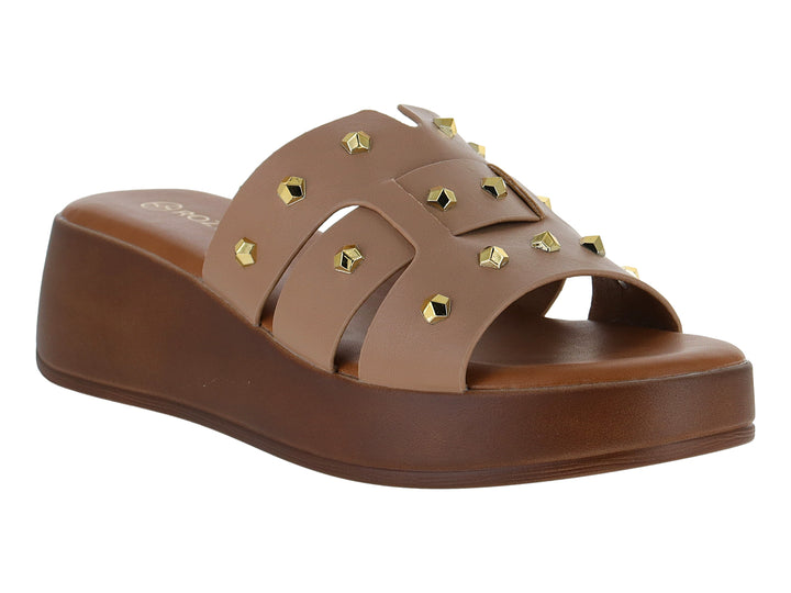 Sandalia de plataforma color beige con tiras decoradas con estoperoles dorados y suela marrón.
