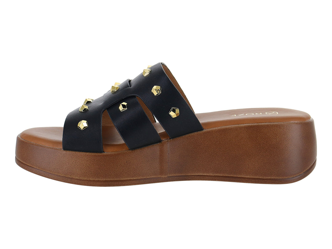 Sandalia de plataforma color negro con tiras decoradas con tachuelas doradas y suela marrón.
