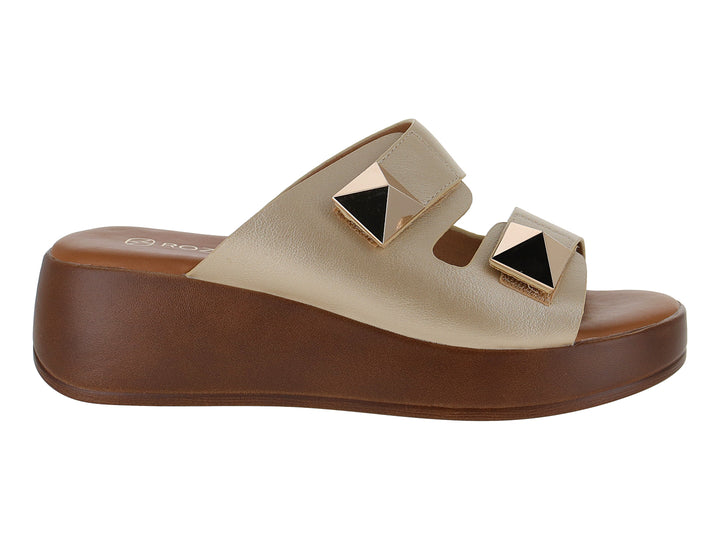 Sandalias de plataforma color oro con suela marrón y adornos triangulares dorados.
