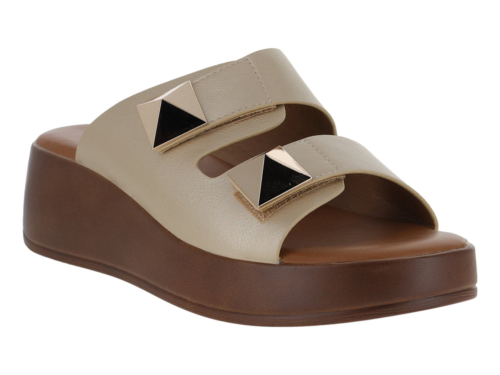 Sandalias de plataforma color oro con suela marrón y adornos triangulares dorados.
