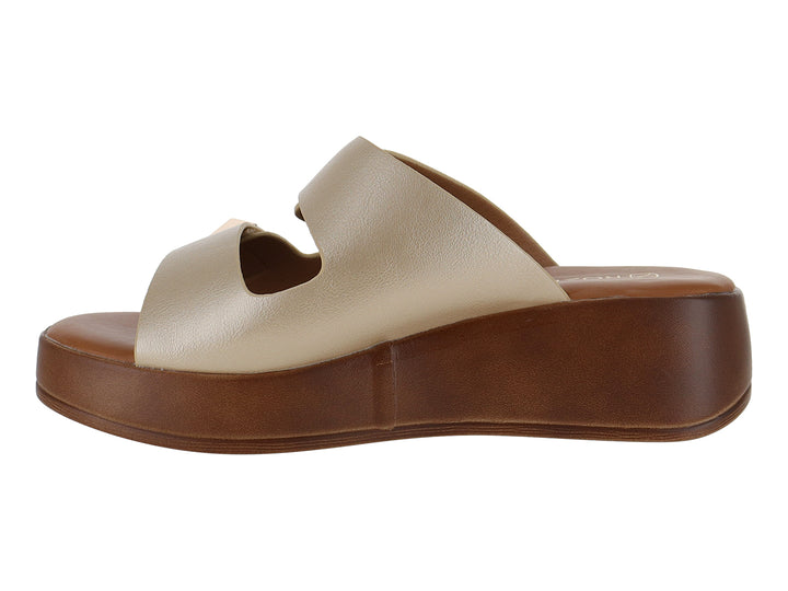 Sandalias de plataforma color oro con suela marrón y adornos triangulares dorados.