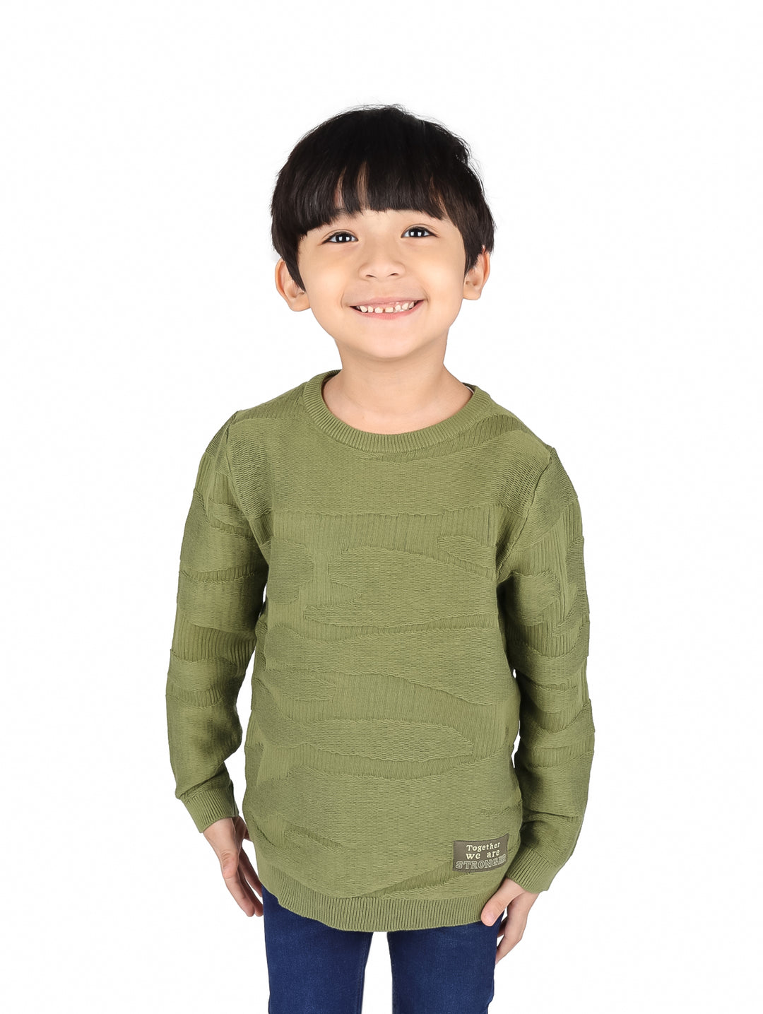 Niño vistiendo un suéter color khaki de cuello redondo y manga larga.
