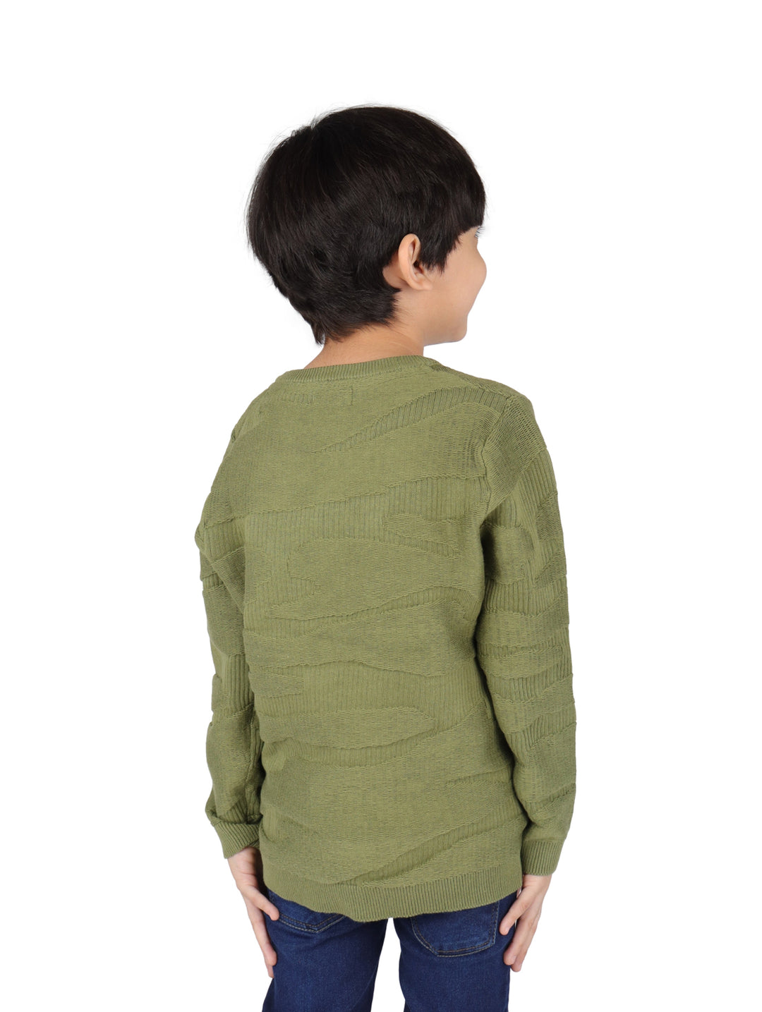 Niño vistiendo un suéter color khaki de cuello redondo y manga larga.