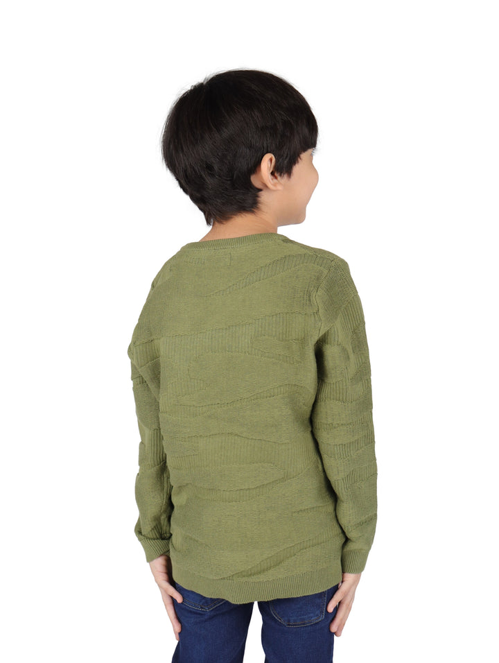 Niño vistiendo un suéter color khaki de cuello redondo y manga larga.