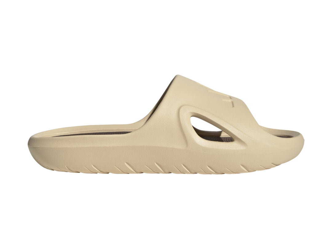 Sandalia Adidas Adicane Slide en color beige arena con diseño ergonómico y acabado mate.