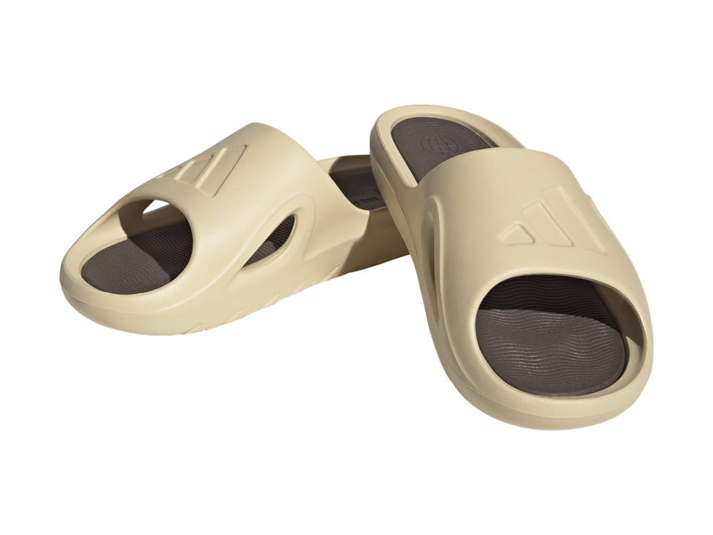 Sandalia Adidas Adicane Slide en color beige arena con diseño ergonómico y acabado mate.