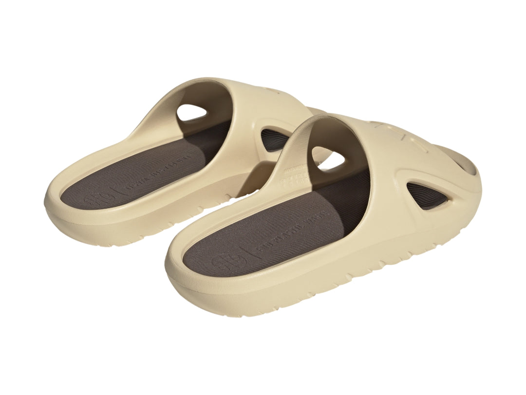 Sandalia Adidas Adicane Slide en color beige arena con diseño ergonómico y acabado mate.