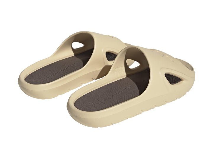 Sandalia Adidas Adicane Slide en color beige arena con diseño ergonómico y acabado mate.