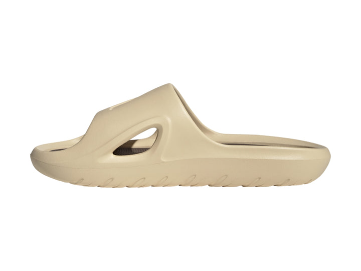 Sandalia Adidas Adicane Slide en color beige arena con diseño ergonómico y acabado mate.