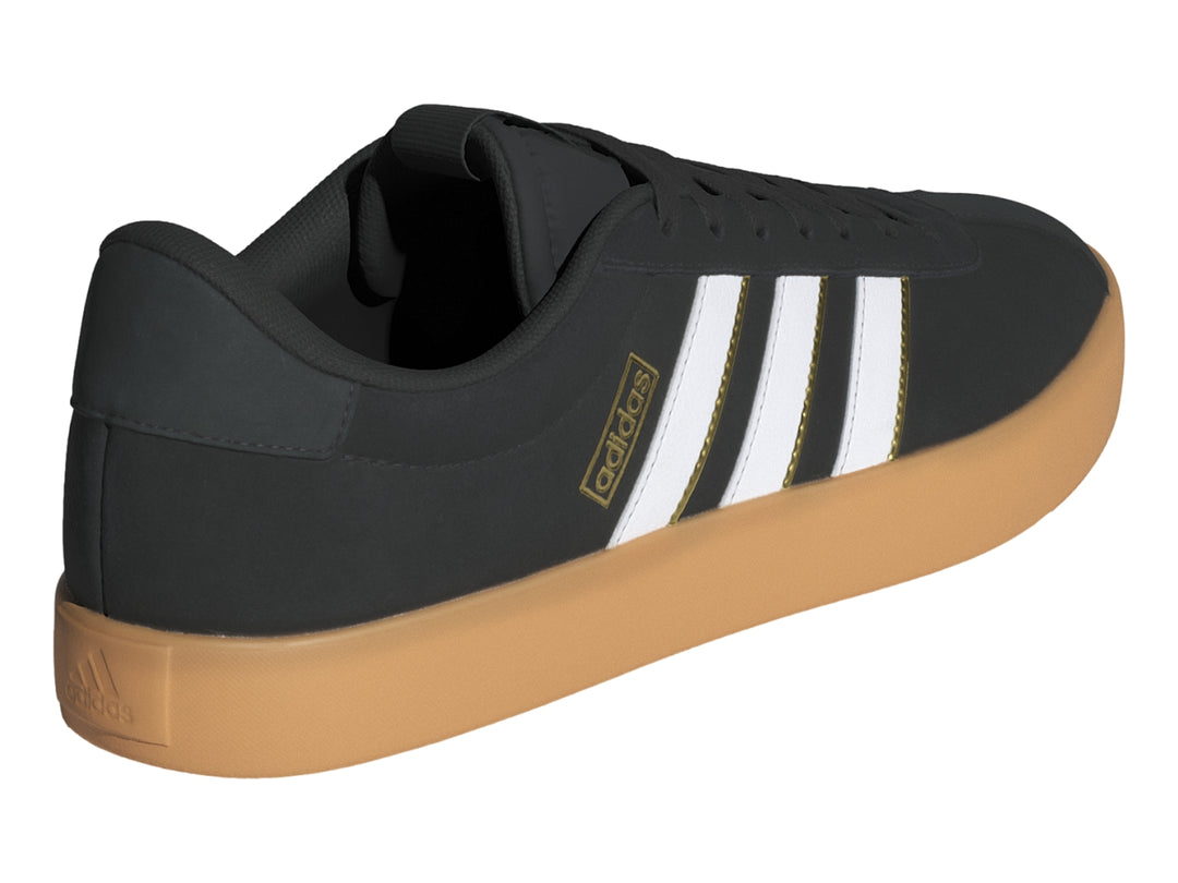 Tenis Adidas VL Court 3.0 color negro con tres franjas blancas y suela color café.