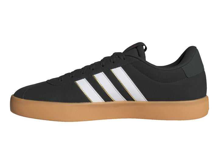 Tenis Adidas VL Court 3.0 color negro con tres franjas blancas y suela color café.