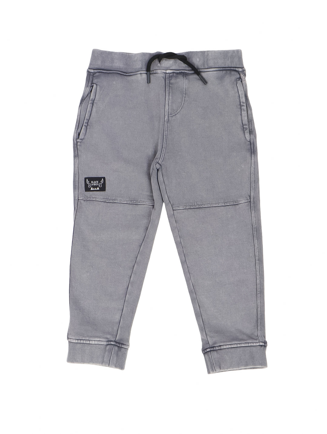 Pantalón gris para niño con cintura elástica y cordón negro.