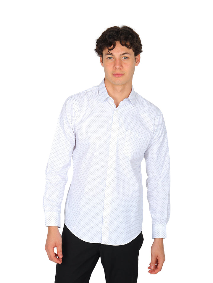 Hombre vistiendo una camisa de vestir blanca de manga larga y pantalones negros.