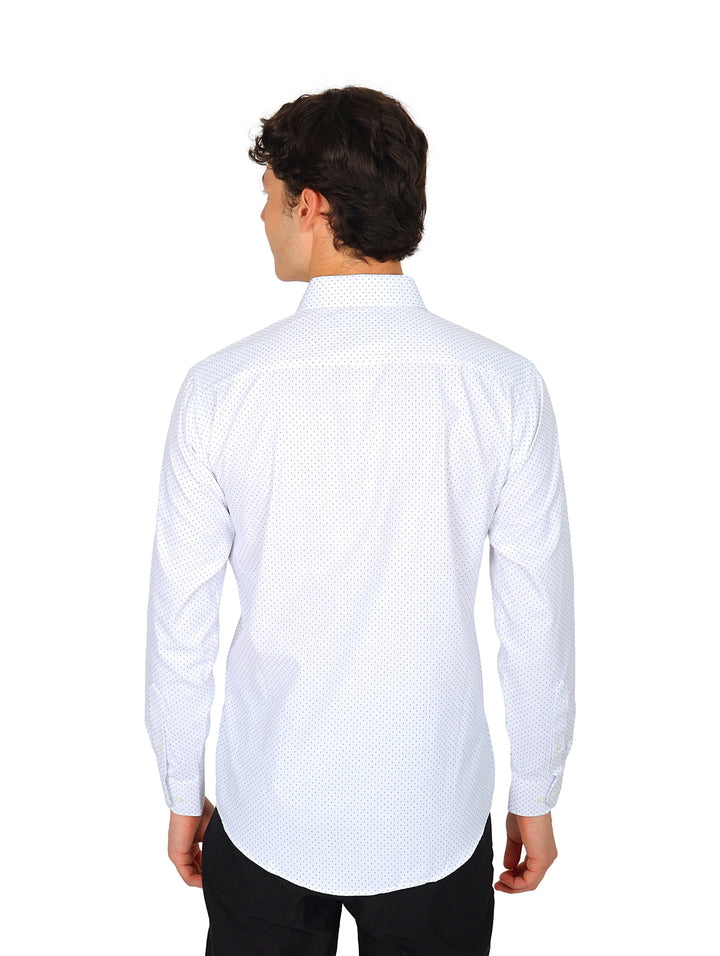 Hombre vistiendo una camisa de vestir blanca de manga larga y pantalones negros.