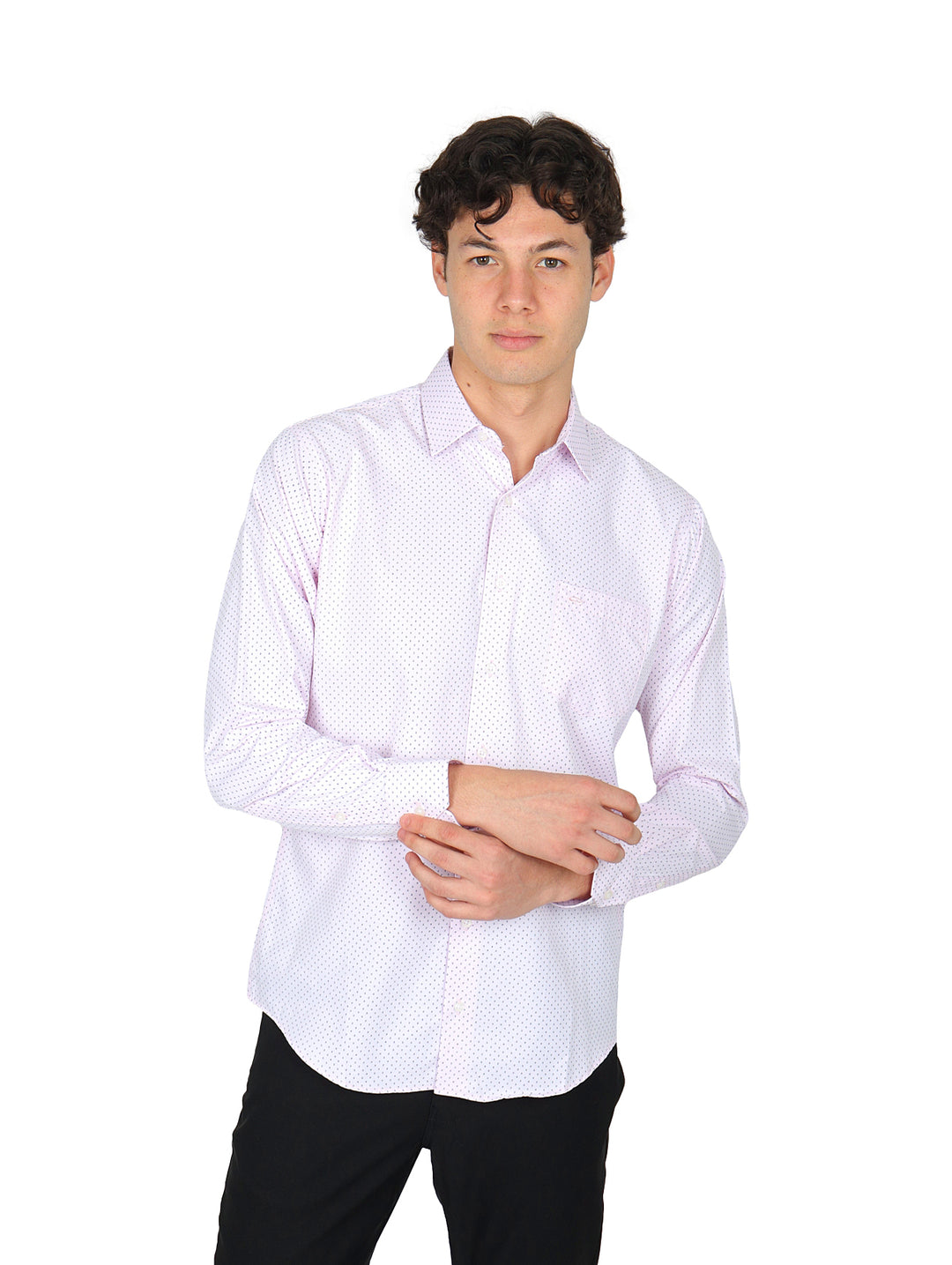 Hombre vistiendo camisa rosa de manga larga con estampado de puntos blancos y pantalones negros.