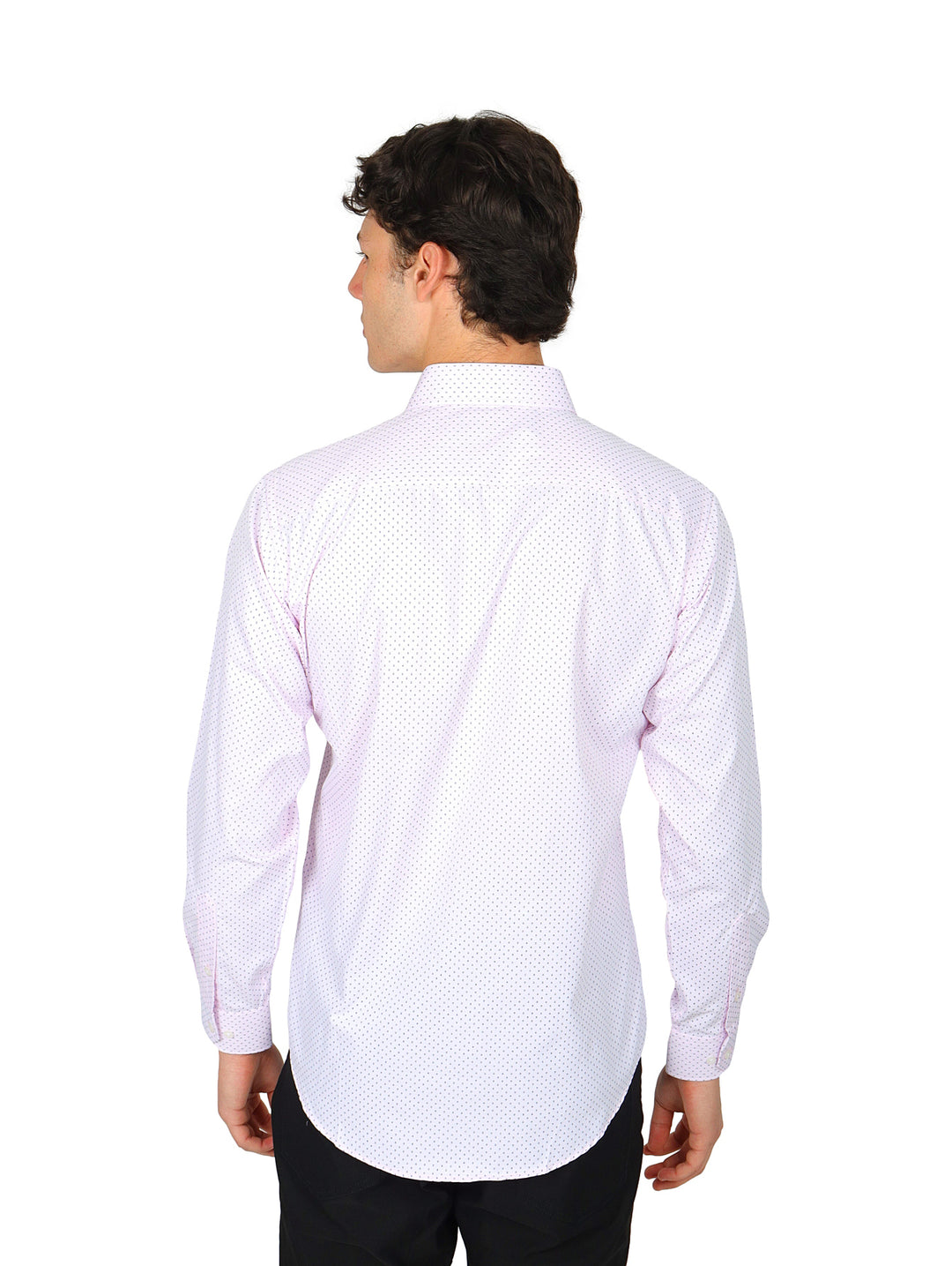 Hombre vistiendo camisa rosa de manga larga con estampado de puntos blancos y pantalones negros.