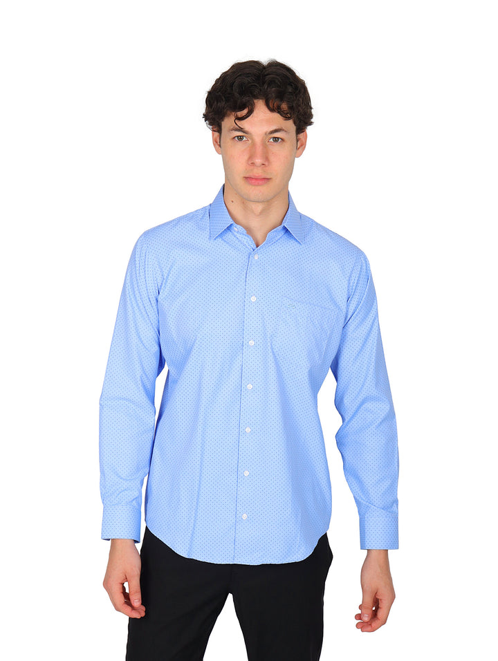 Hombre vistiendo una camisa de vestir manga larga color azul cielo.